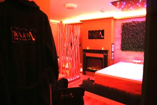 Le Donjon de la Tentation - Appartement Love Room à Bavay dans le Nord (59) - l'espace détente